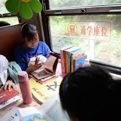 秦岭小慢车书香陪伴上学路